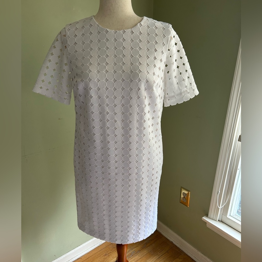 Banana Republic dressy white sheath w/circular cut out design. Short sleeve Sz 2